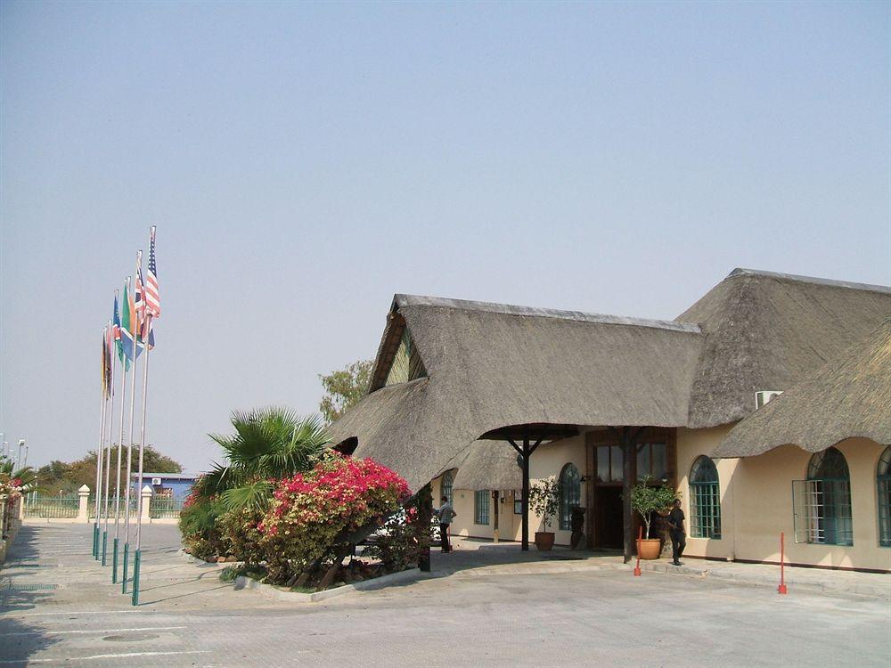 Отель Oshakati Country Экстерьер фото