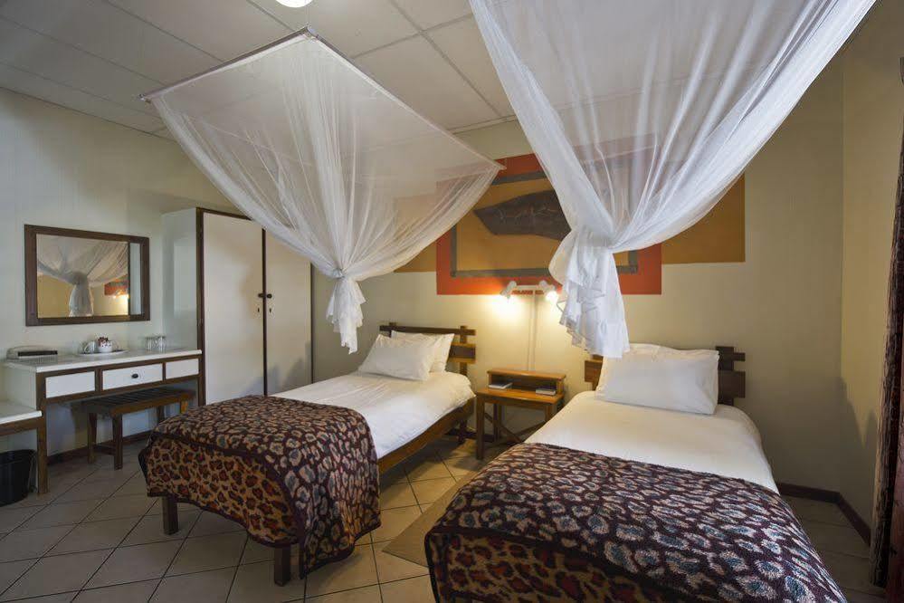 Отель Oshakati Country Экстерьер фото